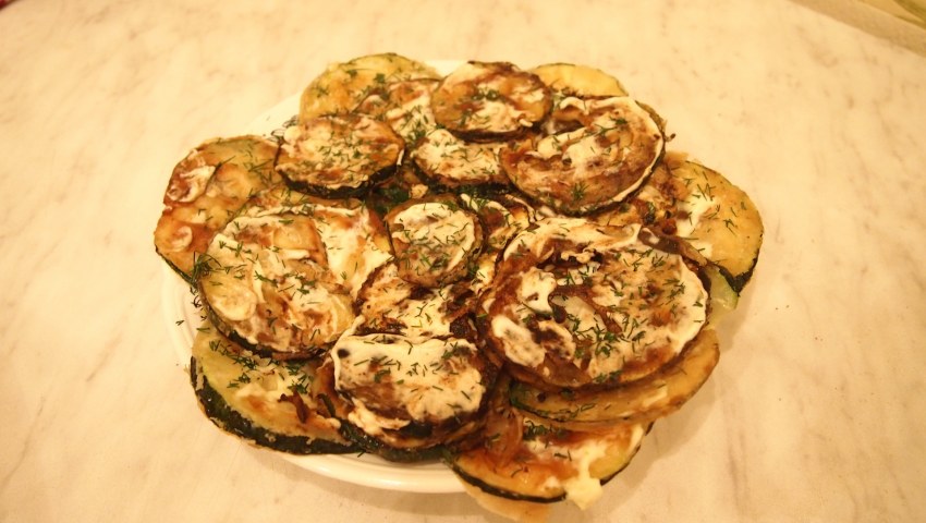 Кабачки в кляре на сковороде с чесноком и майонезом
