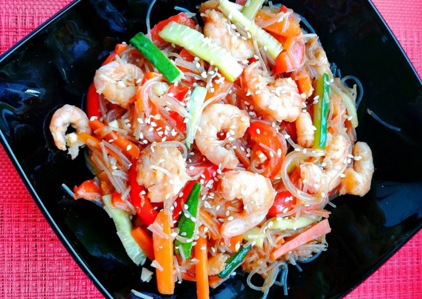 Салат с фунчозой и морепродуктами