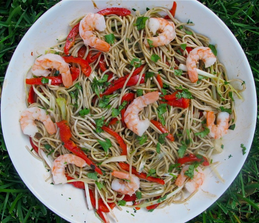 Салат с фунчозой и морепродуктами