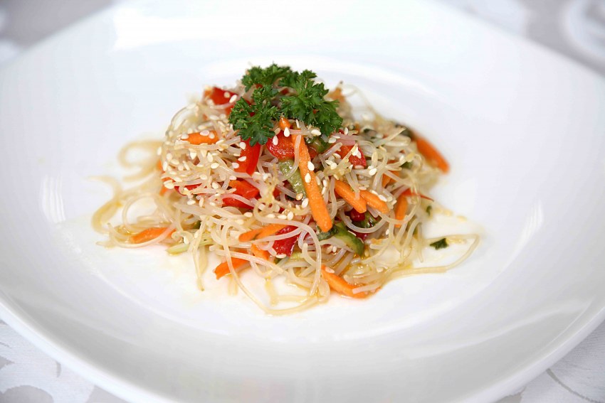 Фунчоза с морепродуктами и овощами