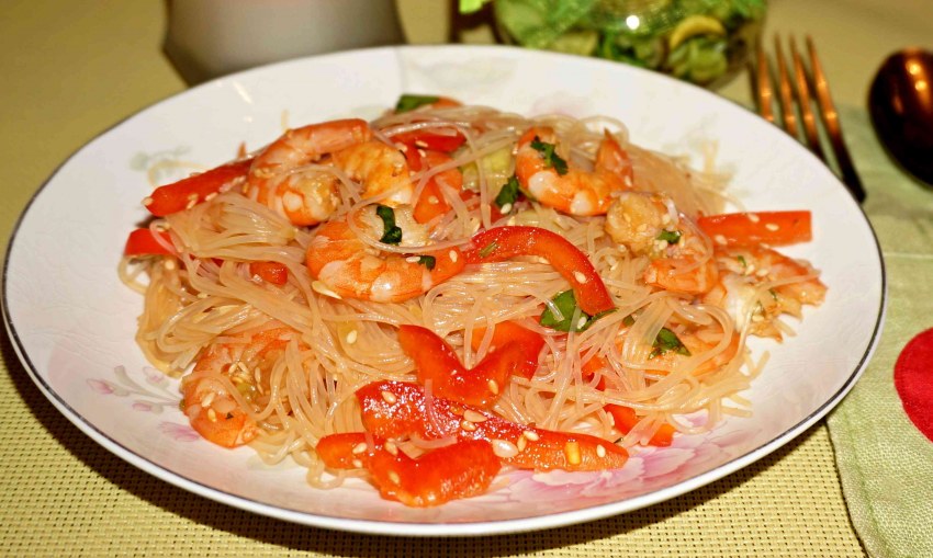 Салат с фунчозой и морепродуктами