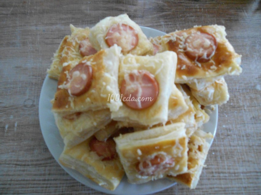 Выпечка из слоеного теста с сосисками и сыром