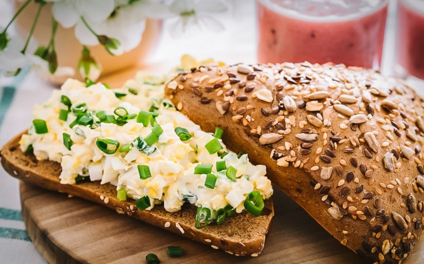 Гренки с печеночным паштетом и яйцом