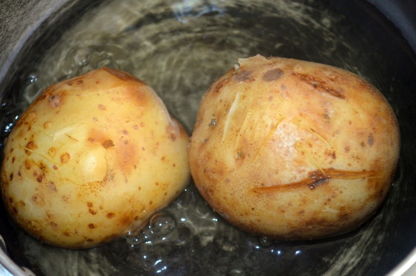 Картофель в кастрюле