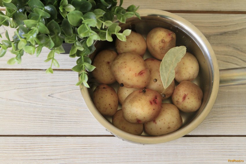 Картофель в мундире с чесноком и зеленью