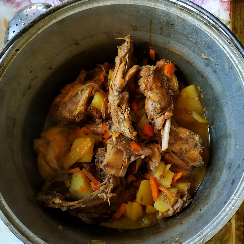 Вкусное блюдо в казане на костре