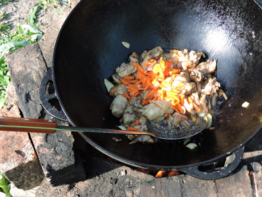 Мясо в казане на газовой плите