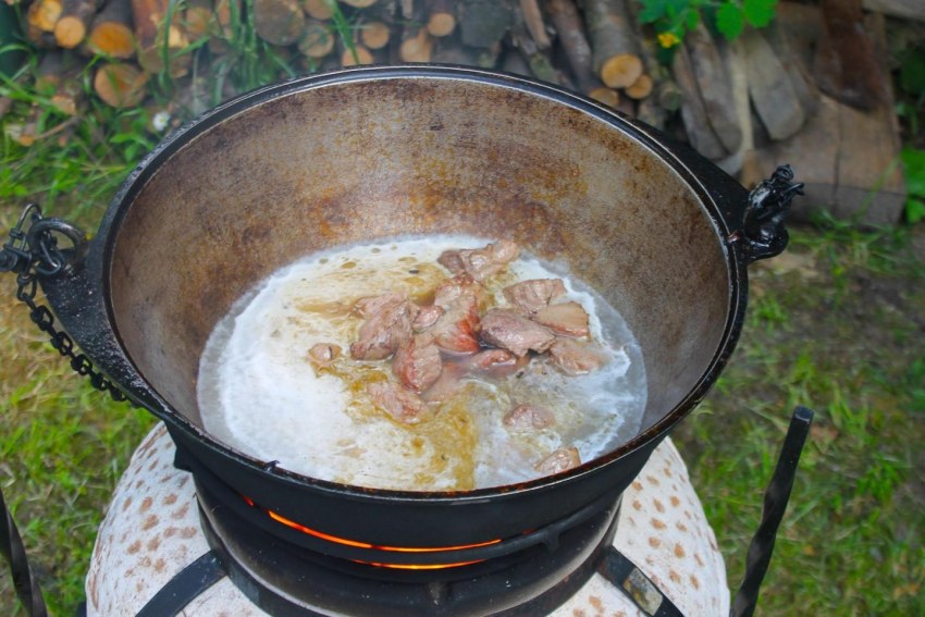 Плов в казане на костре из говядины