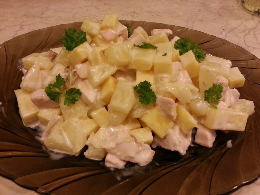 Салат с ананасом и курицей копченой