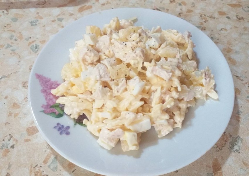Ананасовый салат с куриной грудкой