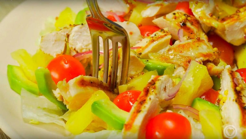 Салат с ананасом и куриной грудкой