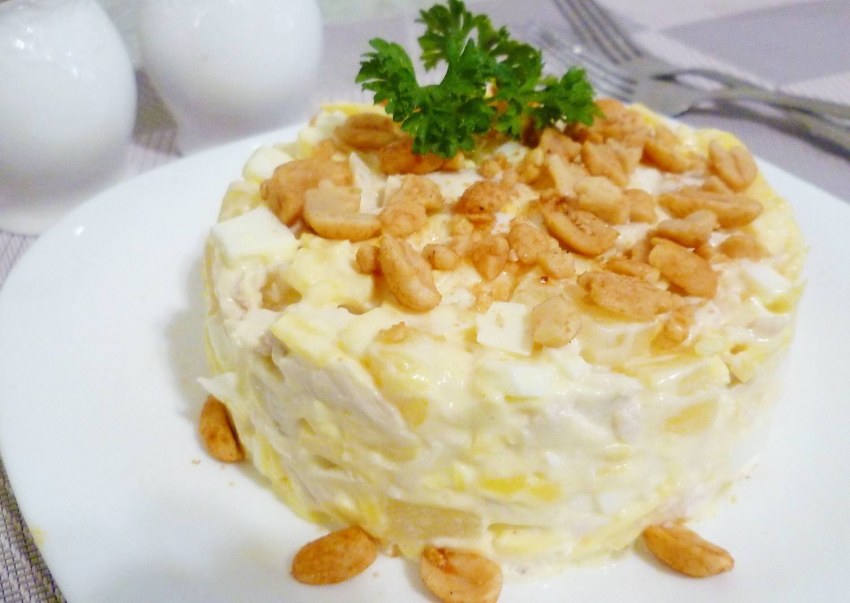 Салат с ананасом и куриной грудкой и сыром классический