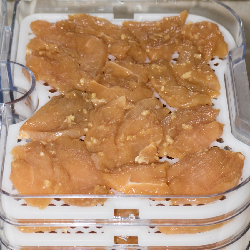 Вяленая курица в сушилке