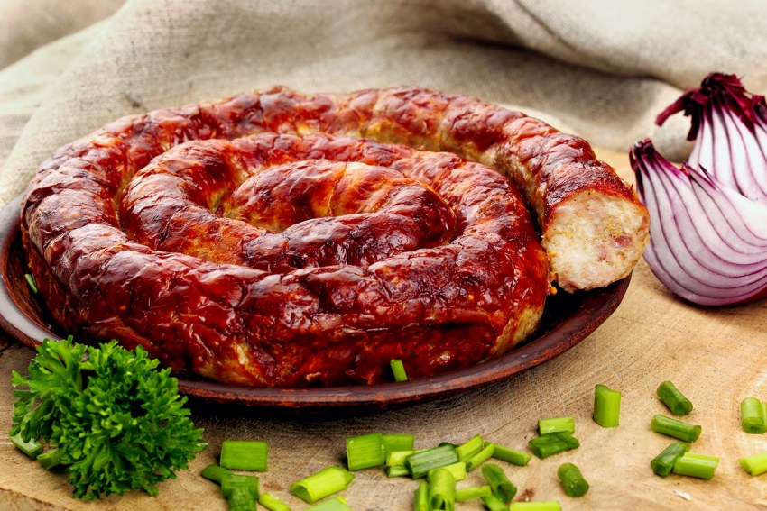 Домашняя колбаса из куриных бедрышек