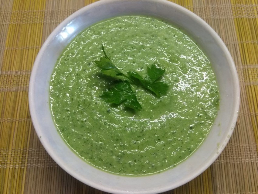 Соус с солеными огурцами и майонезом и чесноком