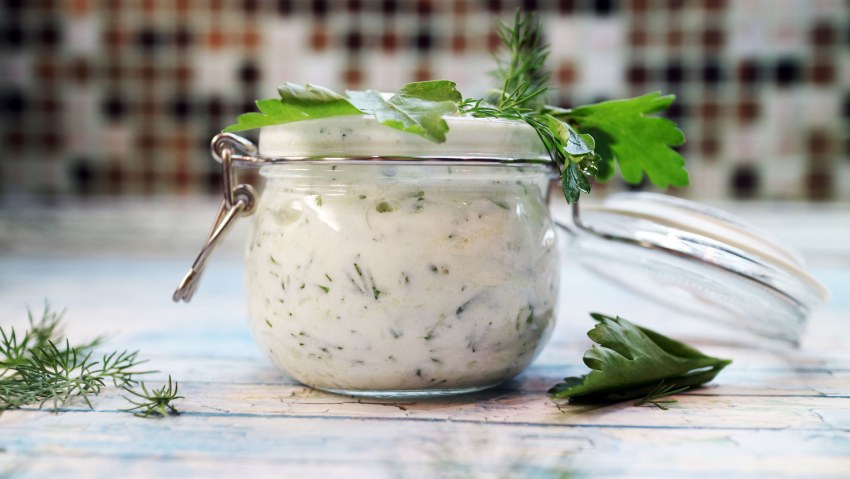 Сметана с укропом и чесноком