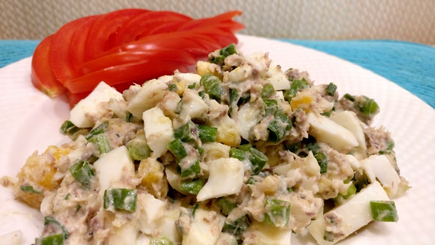 Салат с яйцом и зеленым луком