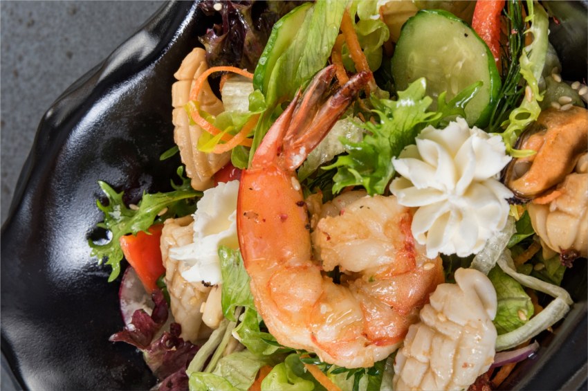 Красивый салат с морепродуктами