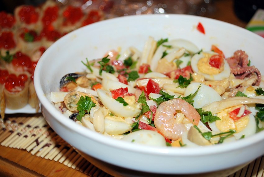 Салат морской коктейль с креветками и кальмарами