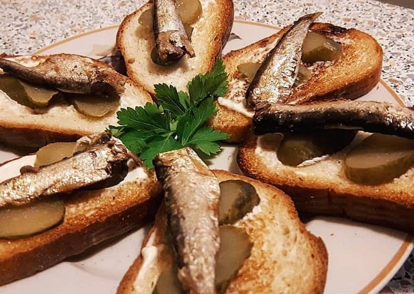 Тартинки со шпротами