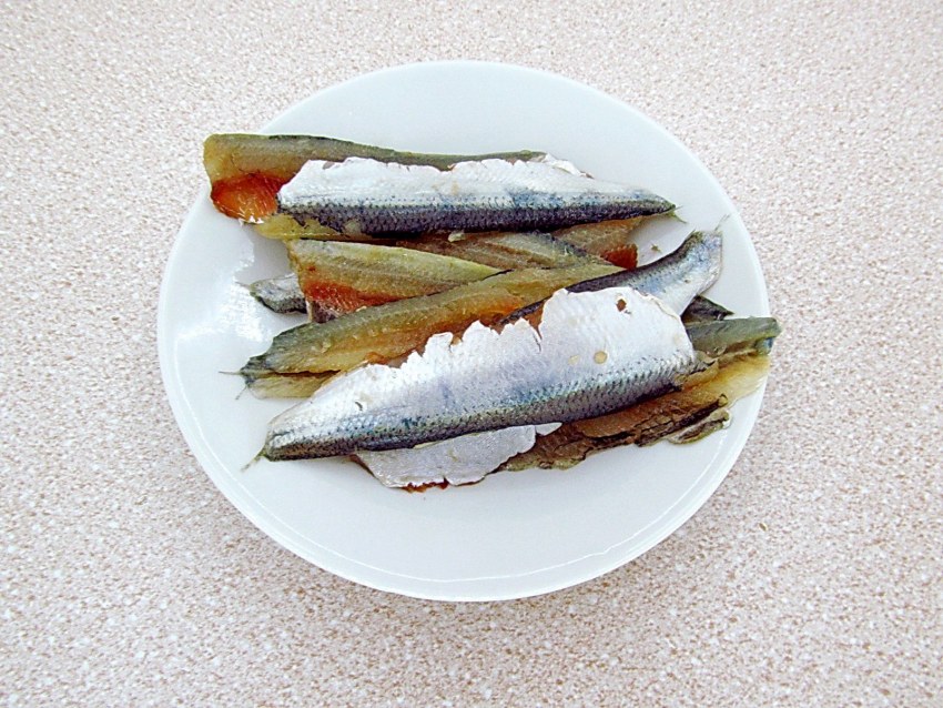 Закуска с килькой