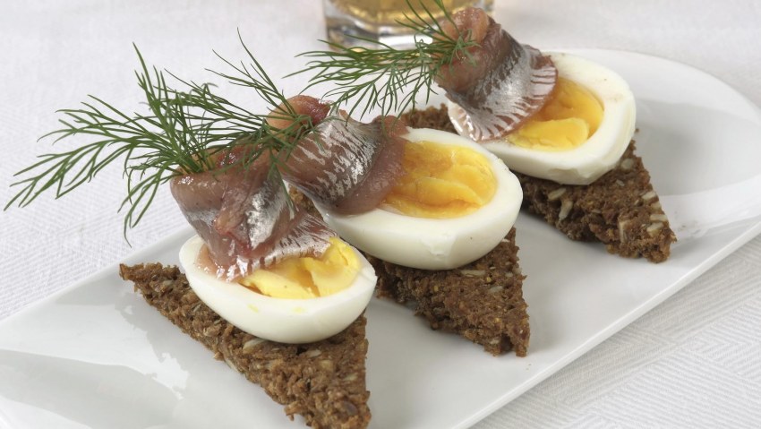 Бутерброды с килькой и черным хлебом