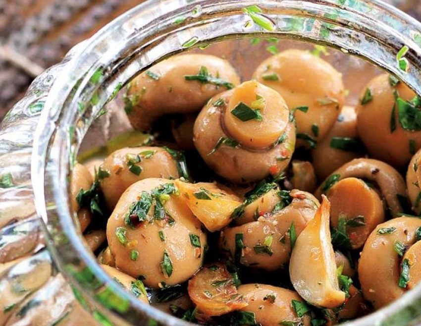 Грибы маринованные с луком