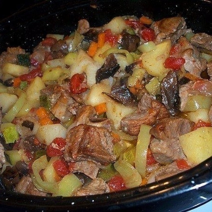 Картошка с мясом в духовке в стеклянной посуде с крышкой