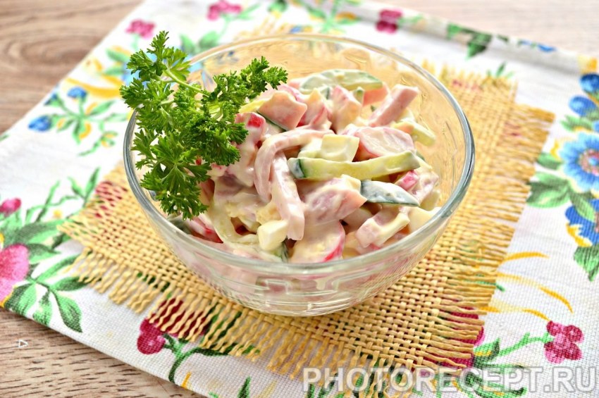 Салат с ветчиной и крабовыми палочками