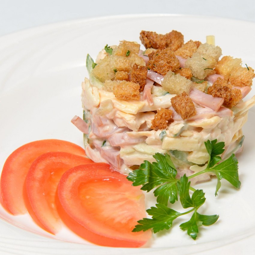 Салат с ветчиной и сыром