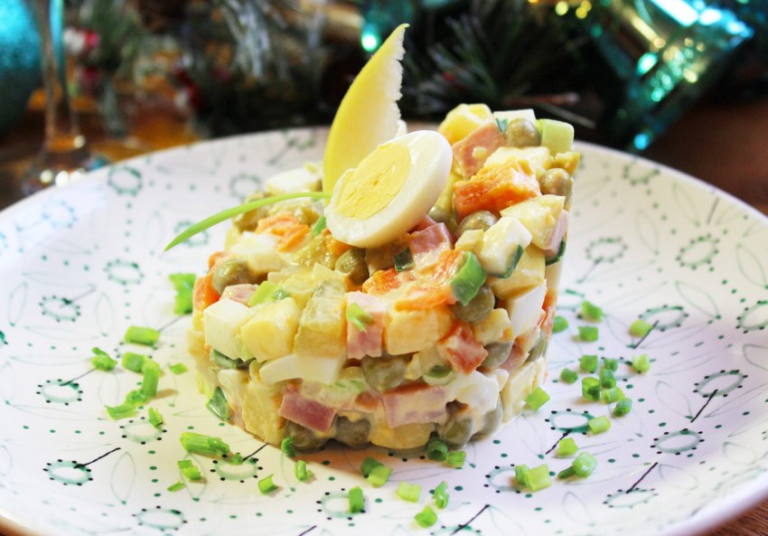 Салат баварский с курицей и сухариками
