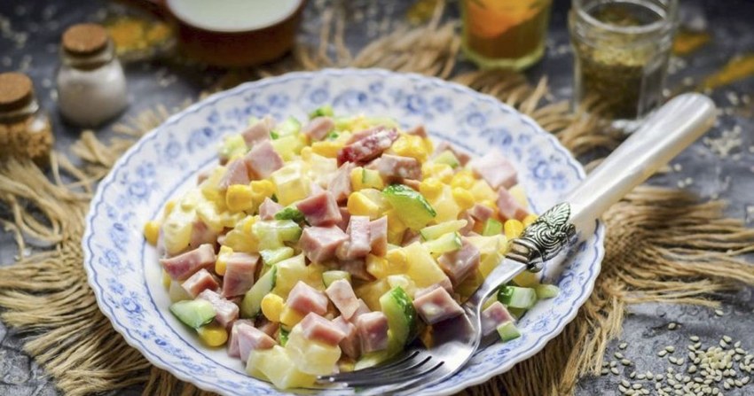 Салат с ветчиной и ананасами