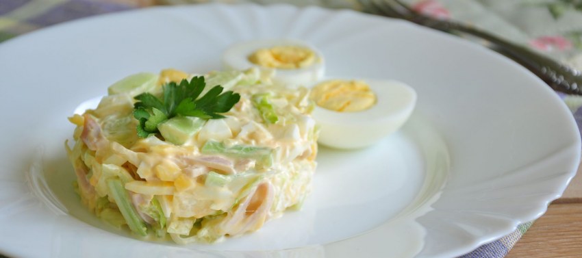 Салат с маринованными опятами и ветчиной