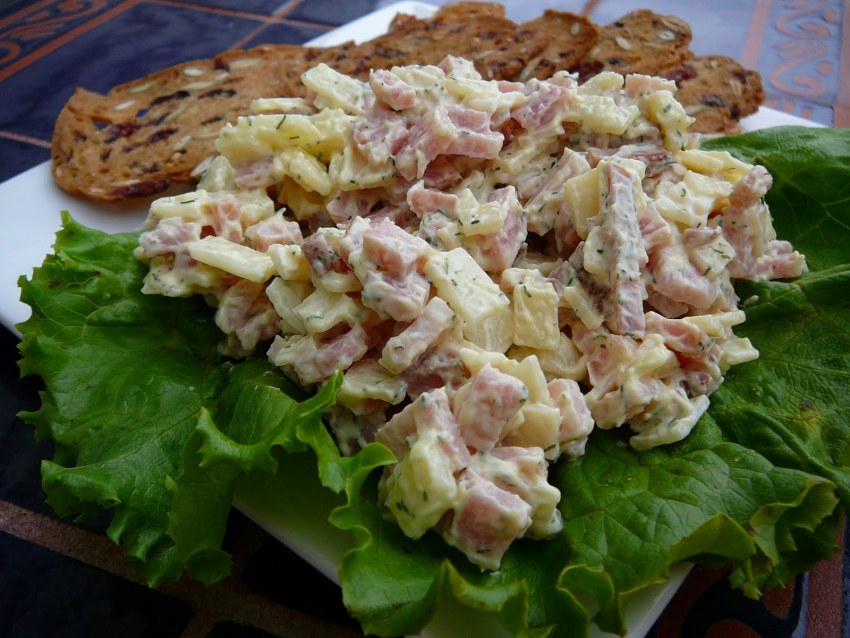 Салат с ветчиной и сыром