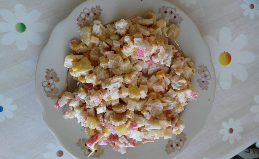 Салат с крабовыми палочками и кукурузой и сухариками