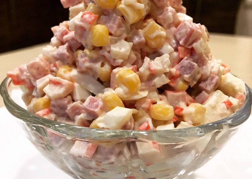 Салат с сухариками и кукурузой и крабовыми