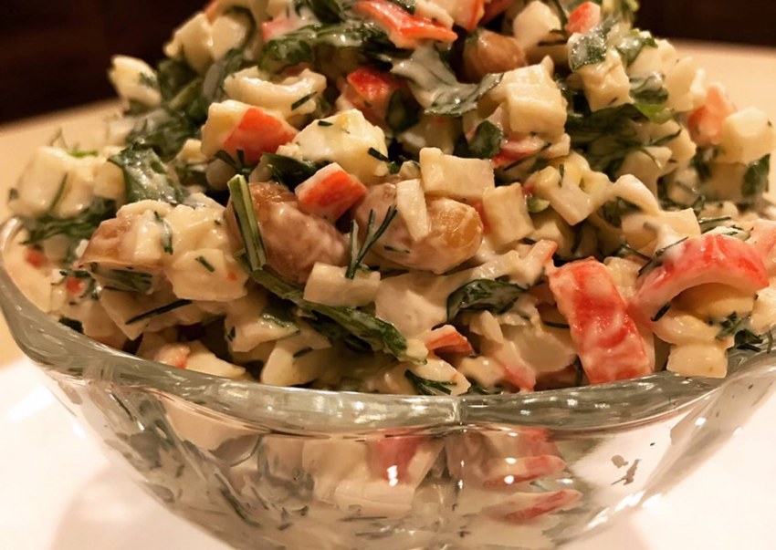 Салат из крабовых палочек с огурцом и сухариками