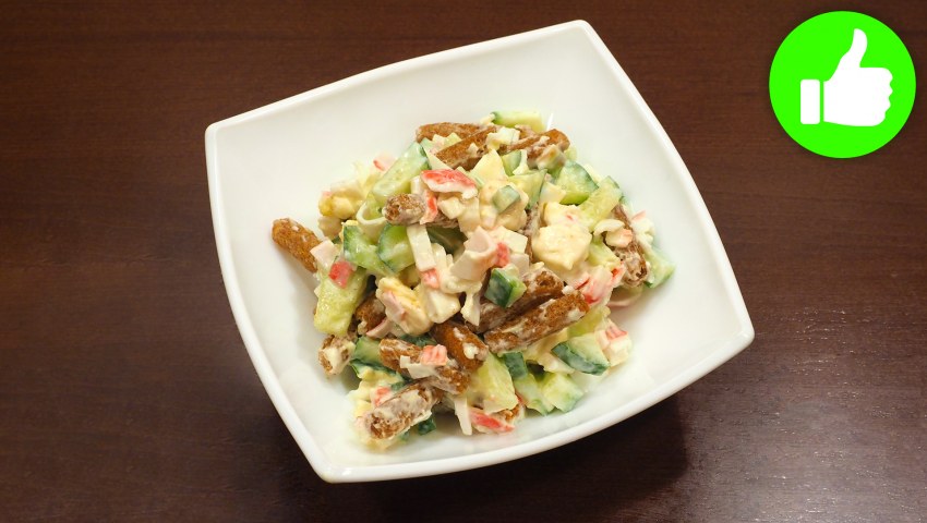 Салат с кириешками и колбасой и кукурузой