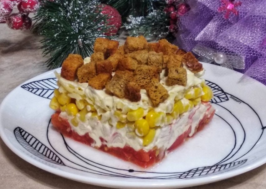 Салат с крабовыми палочками и сухариками