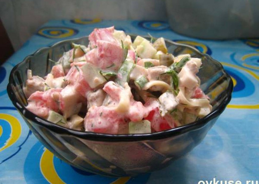 Салат из крабовых палочек с сухариками и помидорами