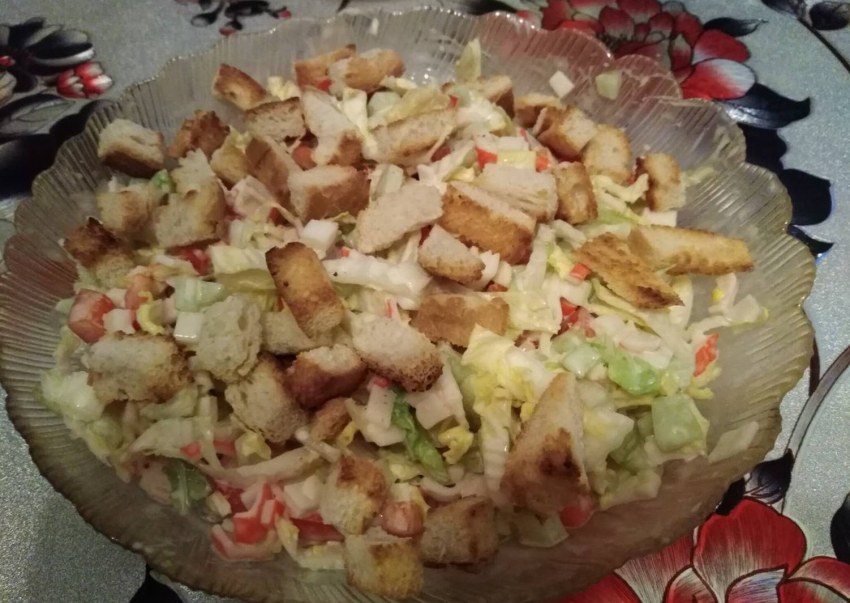 Салат с крабовыми палочками и сухариками