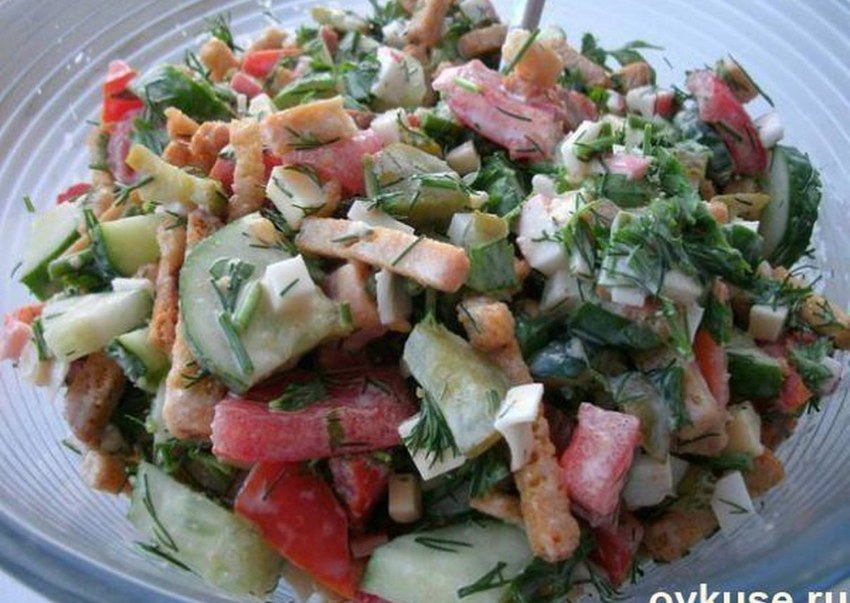 Салат с крабовыми палочками кукурузой огурцом сухариками помидором
