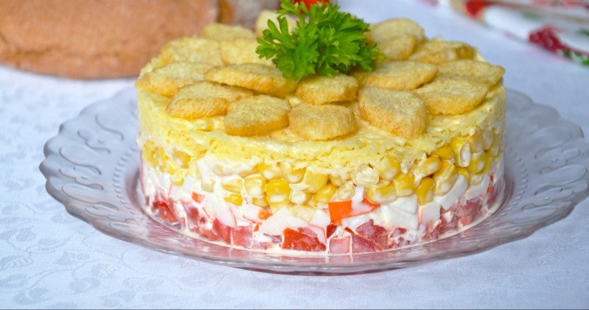 Салат коррида с крабовыми палочками и помидорами сухариками