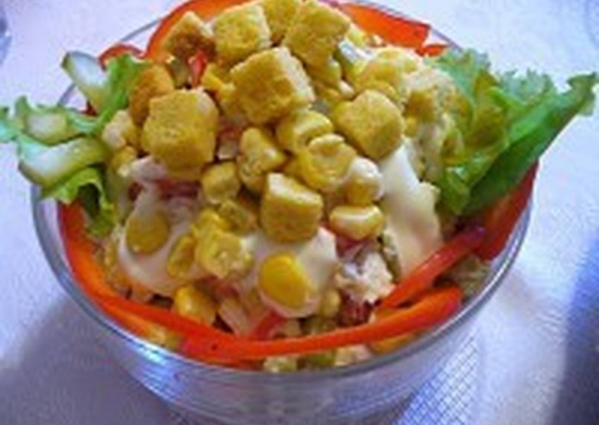 Салат с рисом и сухариками