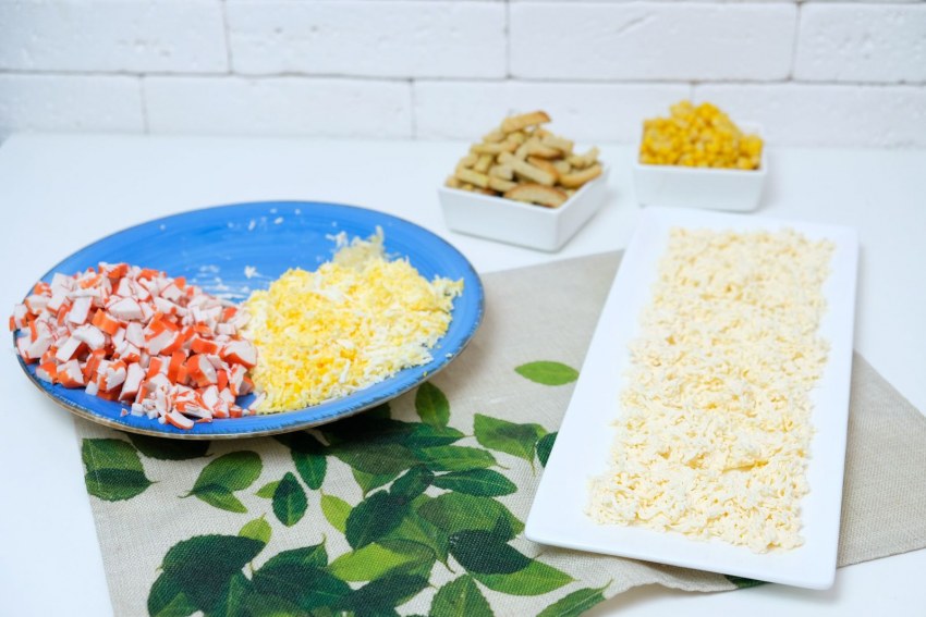 Салат с крабовыми палочками и сухариками