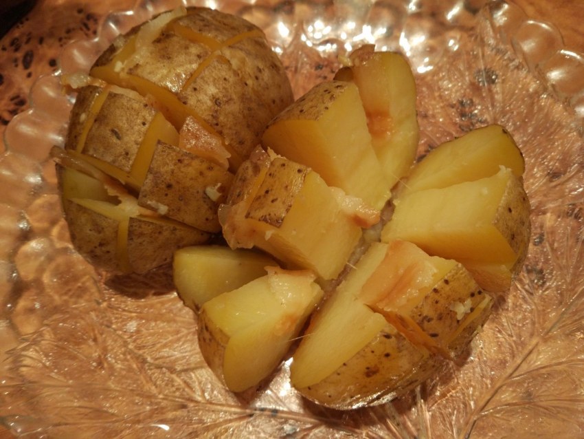 Картофель запечённый в духовке с сыром в фольге