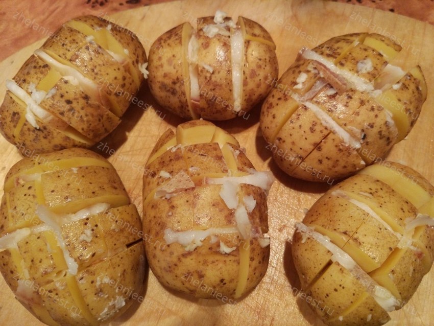 Картошка-гармошка, запеченная в духовке, с беконом и сыром