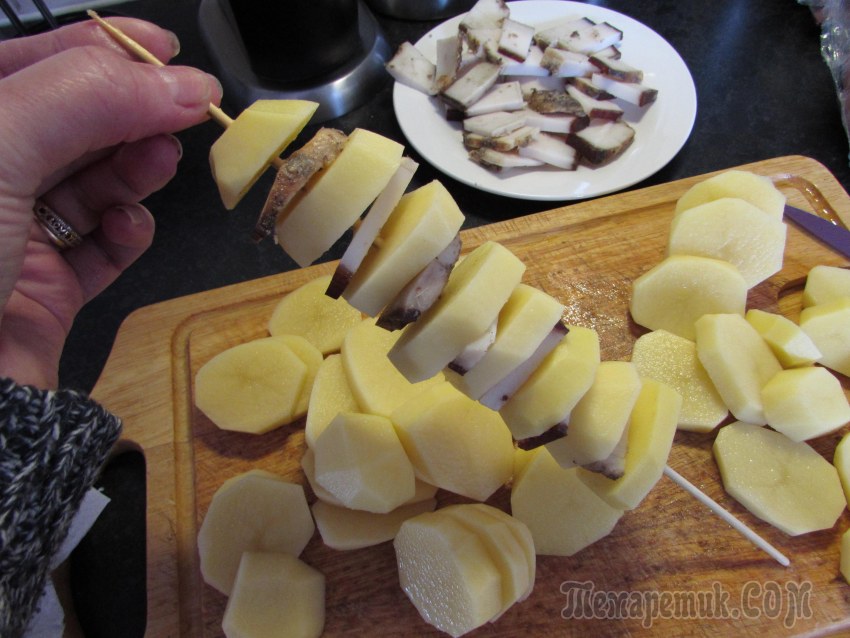 Картофель с салом и чесночным соусом