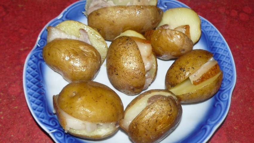 Картофель запеченный в духовке с салом в фольге