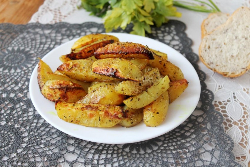 Картофель запеченный дольками